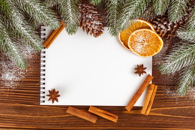 Banner navideño con árbol verde, conos, adornos de fieltro hechos a mano, naranja y canela.