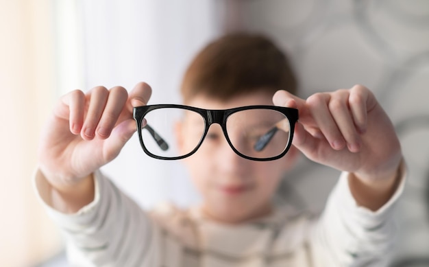 Banner niño pequeño con gafas que corrigen la miopía retrato de primer plano Oftalmología problema enfoque selectivo