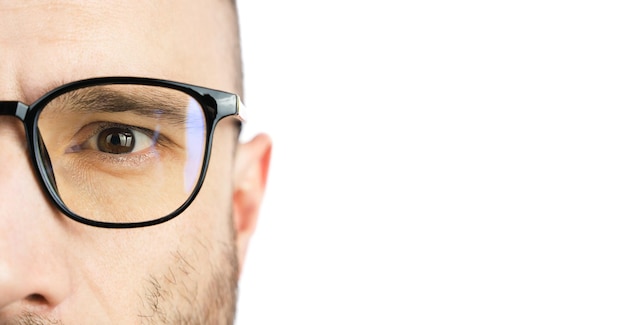 Banner Os olhos de um jovem com óculos Closeup Copiar espaço