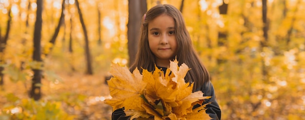 Banner otoño retrato de linda niña asiática copia espacio niños otoño y temporada concepto