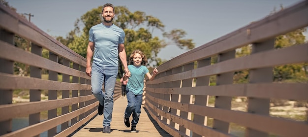 Banner de padre e hijo caminan padre con niño pequeño niño papá con niño en el día de verano crianza y paternidad