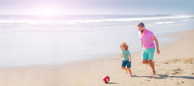 Banner de padre e hijo juegan fútbol o fútbol en la playa infancia y vacaciones familiares de crianza