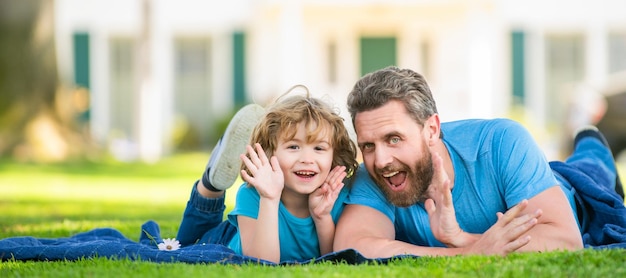 Banner de padre e hijo en el parque de verano al aire libre valor familiar infancia y paternidad padre relajarse