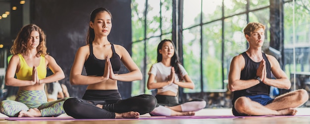 Banner, página web o plantilla de portada del grupo de diversidad practicando clase de yoga