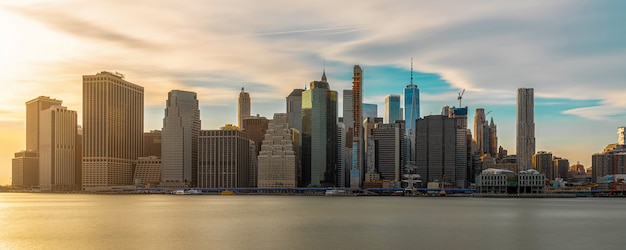 Banner y panorama del paisaje urbano de Nueva York con el puente de Brooklyn sobre el río East en el momento de la tarde