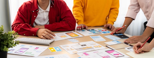 Banner panorâmico de planejamento de funcionários de startups na interface de usuário Synergic.