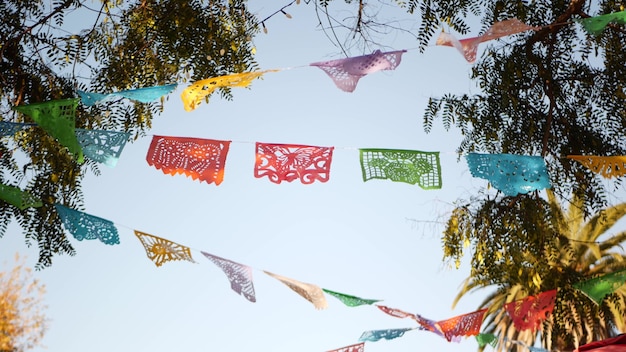 Banner de papel picado mexicano, guirnalda de papel de festival. Banderas de tejido multicolor, América Latina.