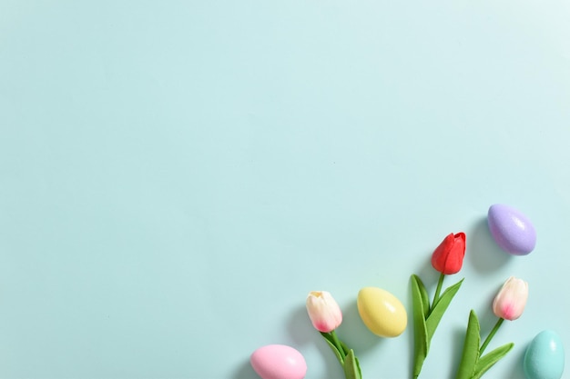 Banner de Pascua con tulipanes y huevos Espacio de copia Vista superior plana