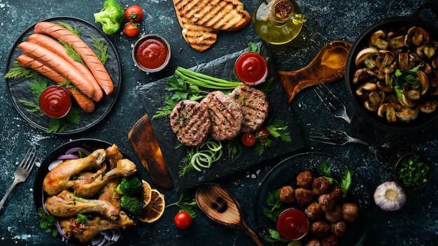 Banner Platos de carne y verduras y bocadillos sobre fondo negro Vista superior Espacio libre para su texto