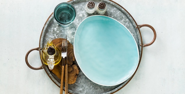 Foto banner de platos vacíos en la mesa para el almuerzo o la cena.