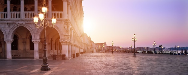 Banner Plaza San Marco al amanecer temprano en la mañana Venecia o Venezia ciudad Italia Europa