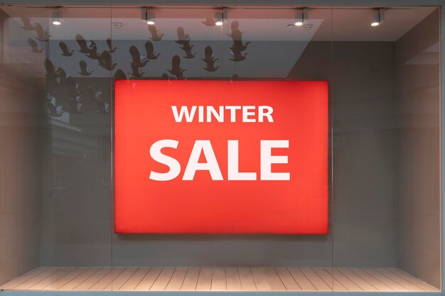 Banner publicitario rojo de venta de invierno en la ventana de la ventana de la tienda