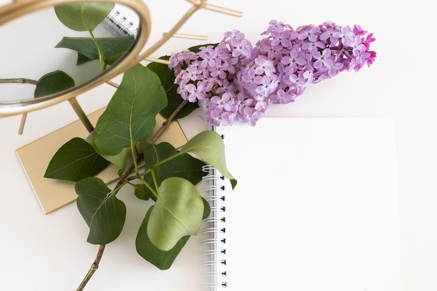 Banner con ramo de flores lilas sobre un fondo blanco Plantilla de encabezado creativo con lugar para