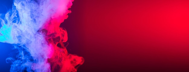 Banner-Rauch-Vape oder E-Zigarette im Neonlicht auf schwarzem Hintergrund kopieren