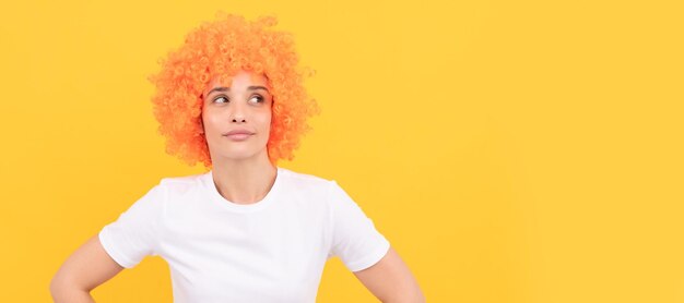 Banner de retrato de cara aislada de mujer con espacio de copia buscando chica divertida en peluca naranja tontos de abril