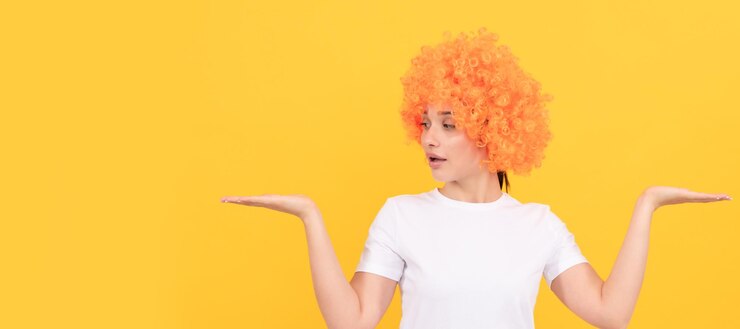 Foto banner de retrato de cara aislada de mujer con espacio de copia chica divertida sorprendida con aspecto elegante con peluca de pelo naranja que presenta la opción de espacio de copia de producto