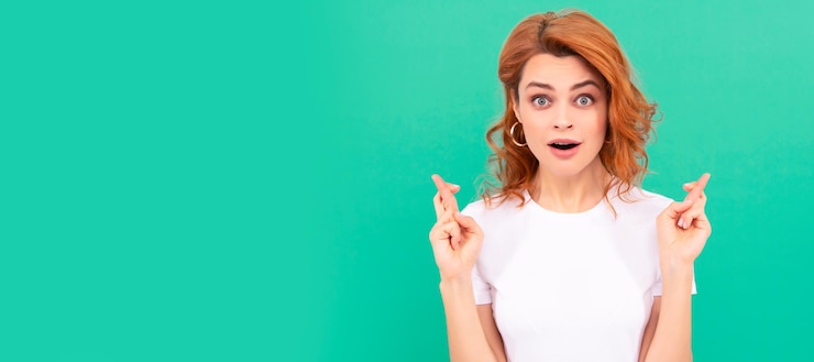 Foto banner de retrato de cara aislada de mujer con espacio de copia expresa emociones mujer asombrada con cabello rizado pidiendo un deseo modelo de moda femenina