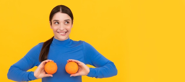 Banner de retrato de cara aislada de mujer con espacio de copia mujer joven sonriente sosteniendo cítricos naranjas