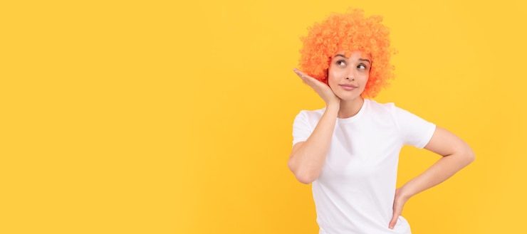 Foto banner de retrato de cara aislada de mujer con espacio de copia que se ve tan linda mujer tiene cabello naranja siendo