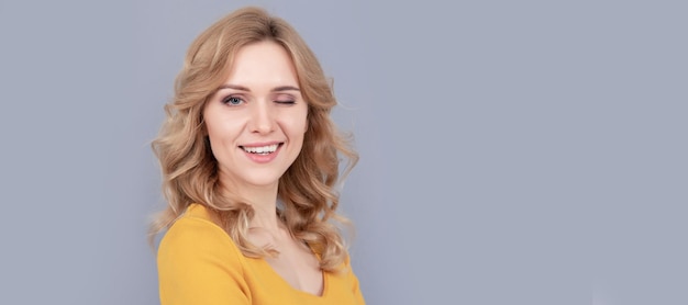 Banner de retrato de cara aislada de mujer con espacio de copia simulada modelo de moda femenina mirada bonita de joven sonriente mujer rubia