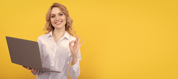 Banner de retrato de cara aislada de mujer con espacio de copia simulado mujer de negocios usa una computadora portátil para bloguear redes sociales y weblog