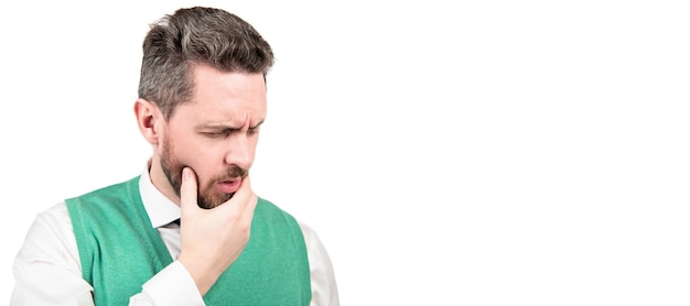 Banner de retrato de cara de hombre con espacio de copia chico estresado con bigote con dolor de muelas hombre canoso tocar la mandíbula