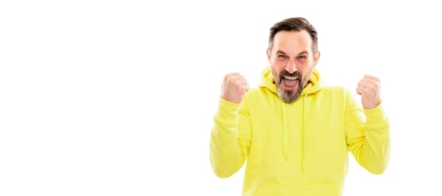 Banner de retrato de cara de hombre con espacio de copia feliz guapo hombre maduro con barba en hoody celebrar el éxito aislado en blanco éxito