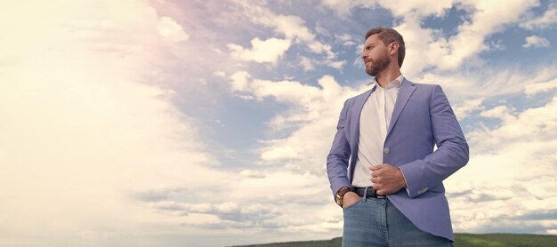 Banner de retrato de cara de hombre con espacio de copia Hombre de negocios en traje azul cielo fondo exitoso jefe