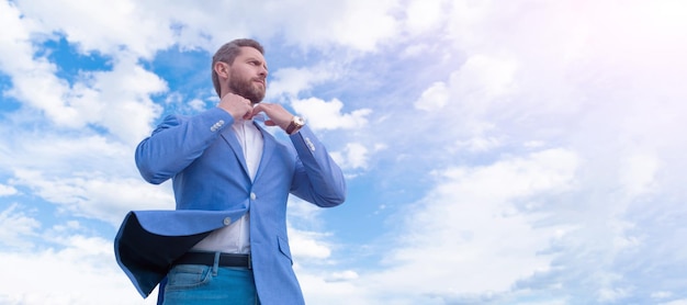 Banner de retrato de cara de hombre con espacio de copia Hombre de negocios en traje azul cielo fondo masculino formal