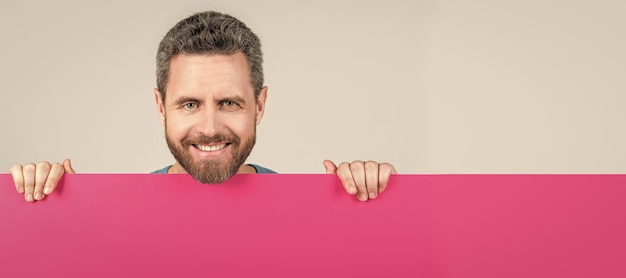 Banner de retrato de cara de hombre con espacio de copia masculino detrás del lugar de la hoja de papel para información útil promoción y creatividad del espacio de copia