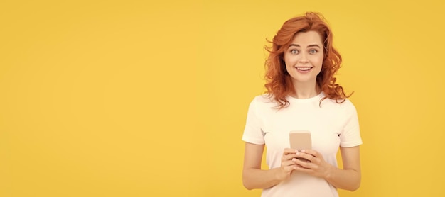 Banner de retrato de rostro aislado de mujer con bloguero de espacio de copia simulado que usa negocios ágiles de teléfonos inteligentes