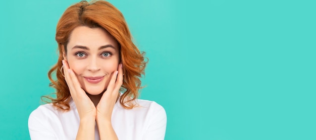 Banner de retrato de rostro aislado de mujer con espacio de copia cuidado de la piel mujer sonriente con cabello rizado y piel perfecta belleza y moda