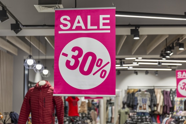 Foto banner rosa con la inscripción 30% de descuento en una tienda de ropa.