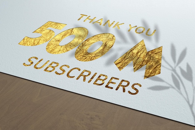 Banner de saludo de celebración de 500 millones de suscriptores con diseño de papel dorado