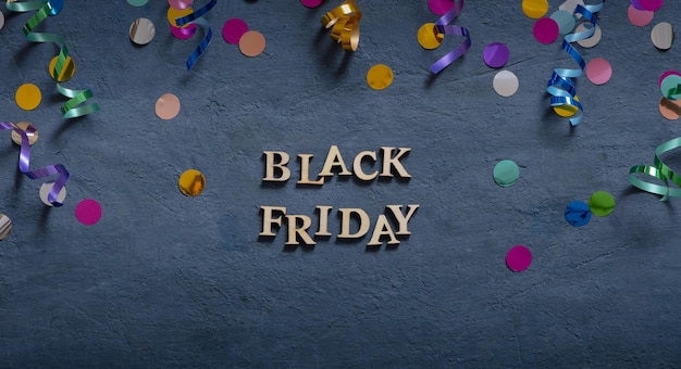 Banner con texto de Black Friday y oropel de vacaciones plano yacía sobre fondo oscuro