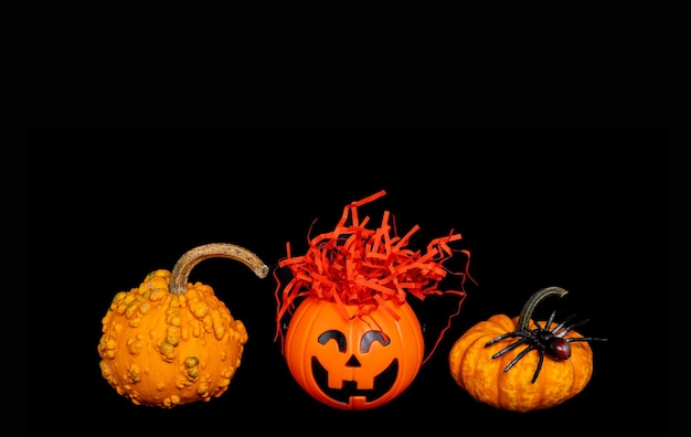 Banner con tres calabazas naranjas divertidas para espacio de copia de halloween para texto