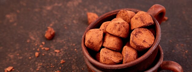 Banner de trufas de chocolate en placa marrón