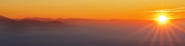 Banner universal do linkedin com paisagem montanhosa ao pôr do sol