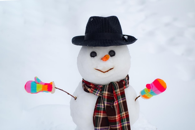 Banner de venta de vacaciones de invierno tarjeta de felicitación de año nuevo muñeco de nieve de navidad de cerca con bufanda muñeco de nieve con ...