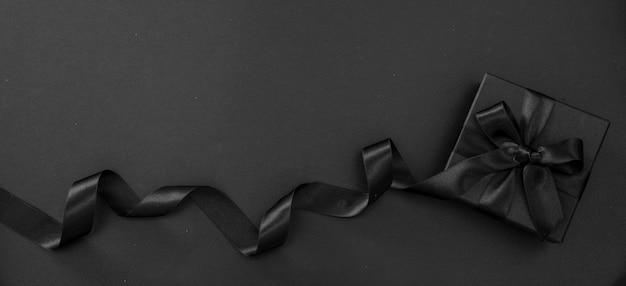 Banner de venta de viernes negro Caja de regalo con cinta aislada en negro