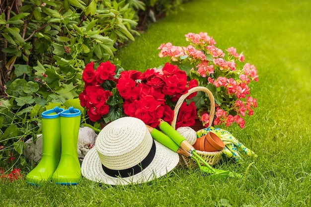 Banner de verano copiar pegar flores florecientes botas de goma sobre fondo de madera