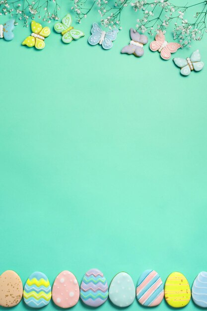 Foto banner vertical de pascua sobre un fondo verde galletas de jengibre caseras concepto de pascua