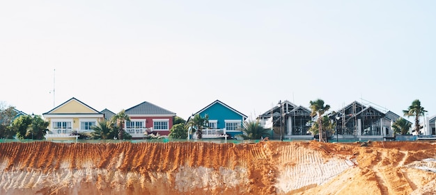 BANNER Vista cênica colorido amarelo vermelho azul pequena vila fachada telhados casas novos edifícios construção cidade moderna lugar laranja barro alto colina Azure verão sol céu Panorama moldura de natureza real