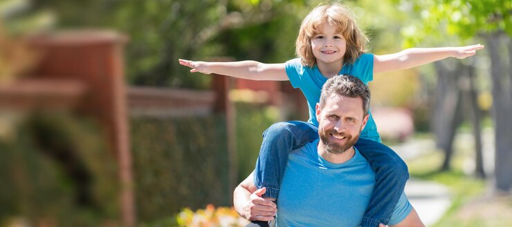 Banner von Vater und Sohn gehen glücklicher Vater mit Kind, das sich zusammen im Park entspannt
