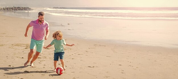 Banner von Vater und Sohn spielen Fußball oder Fußball am Strand Glücklicher Vater und Sohn spielen im Sommer Fußball