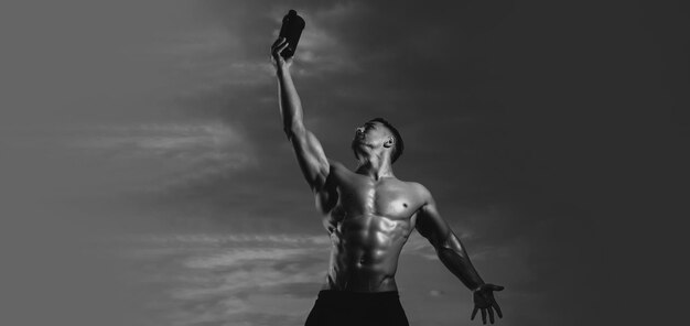 Foto banner-vorlagen mit muskulösem mann, muskulösem oberkörper, sixpack-bauchmuskeln, nassem, muskulösem mann mit wasserflasche, muskelkörper eines starken mannes