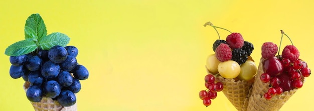 Banner Waffeleis mit Früchten und Beeren auf gelbem Hintergrund Nahaufnahme Kopierbereich