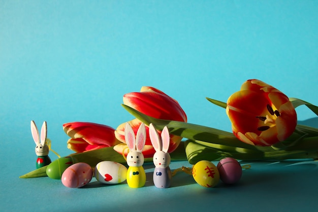 banners de páscoa com ovos de coelhinhos e tulipas amarelas vermelhas em um fundo azul