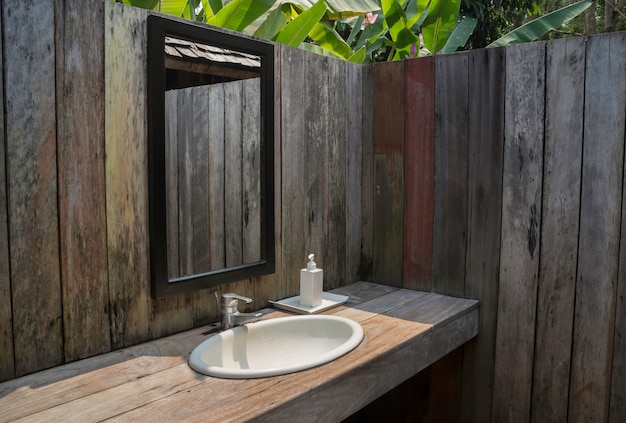 Foto baño al aire libre con jardín tropical