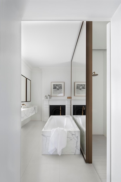 un baño con una bañera y una imagen de una bañera